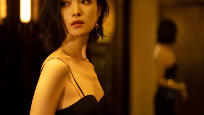 倪妮黑色吊帶裙時尚電腦壁紙