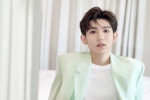 王源马卡龙绿西服帅气写真