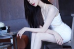 Jiang Shuying sexy photo in white tight suspender skirt