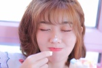 蛋糕女孩清甜寫真桌麵壁紙圖片