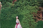 Sexy photo pictures of Zhong Chuxi in flowery tube top dress