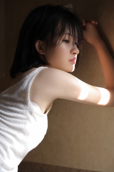 背心美女清新治愈居家写真