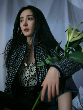 Yang Mi's sexy and charming photos in retro film style