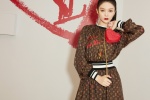 Fu Jing's charming and sexy photo in high ponytail printed skirt
