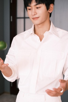 张哲瀚简约风白衬衫手机壁纸