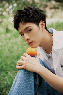 Dong Youlin's refreshing and handsome photo pictures in white shirt