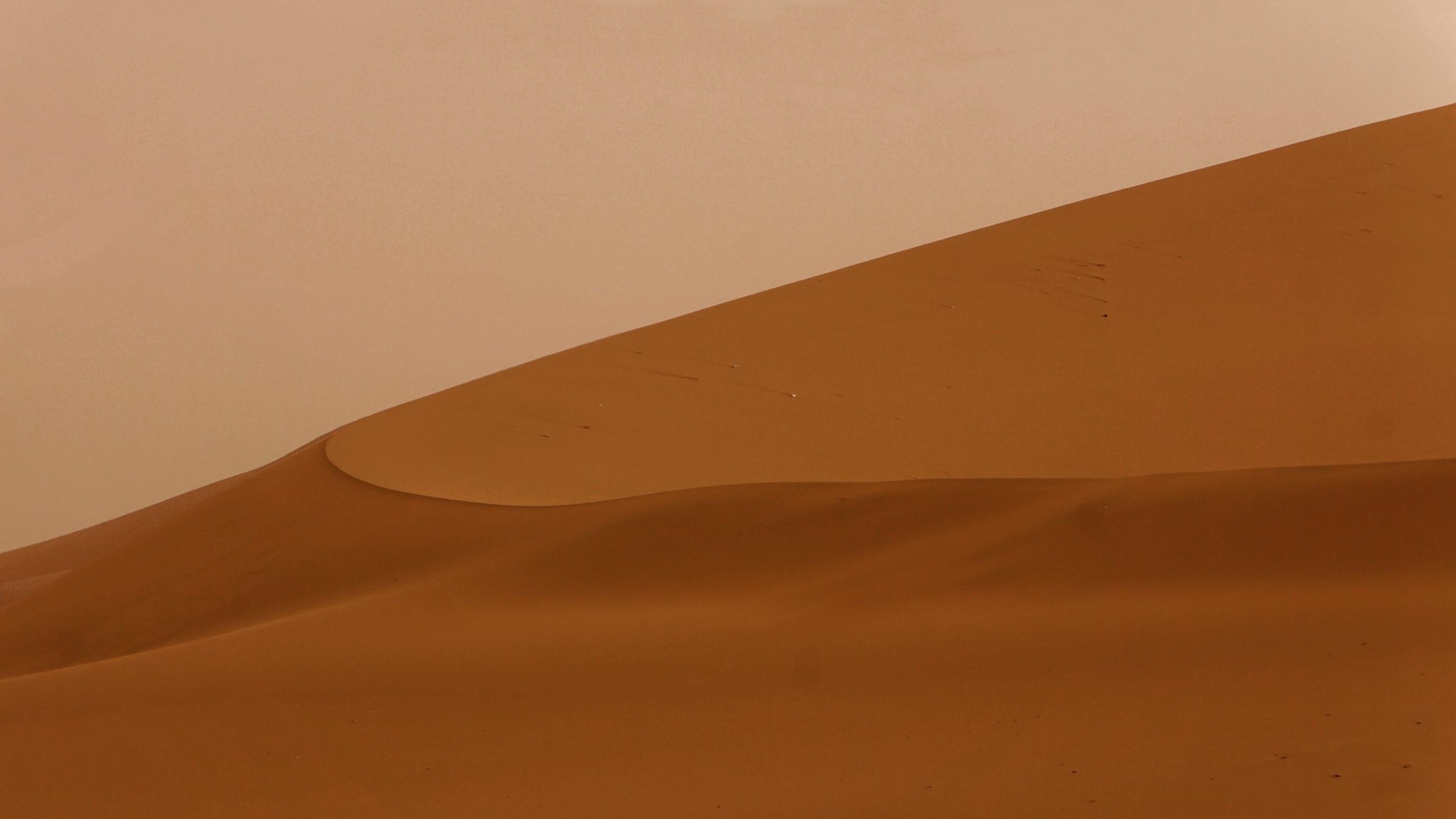 广阔无垠的沙漠图片桌面壁纸