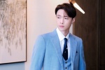 Zhang Yixing's elegant and handsome photo in blue suit