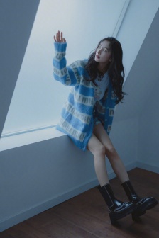 杨幂天蓝色针织开衫甜美写真图片