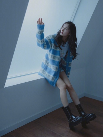 Sweet photo of Yang Mi in sky blue knitted cardigan