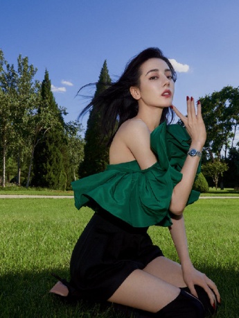 迪麗熱巴尼龍雜誌封面寫真