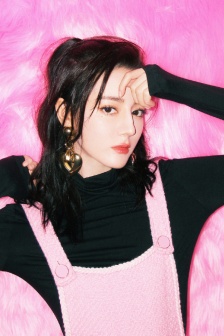 Dilireba’s sweet and cute photos in pink overalls