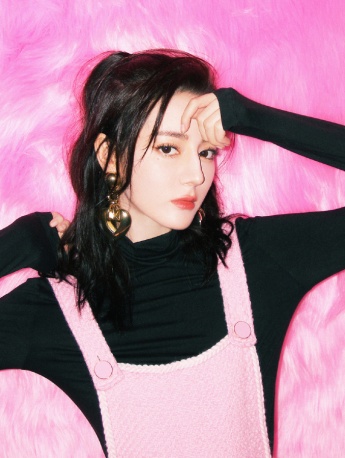 迪麗熱巴粉色背帶褲甜酷可愛寫真