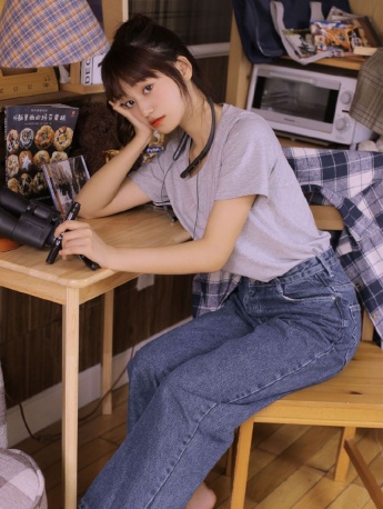 牛仔裤美女清纯可人私房写真