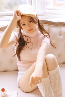 沙發上的美女媚誘人性感美腿寫真