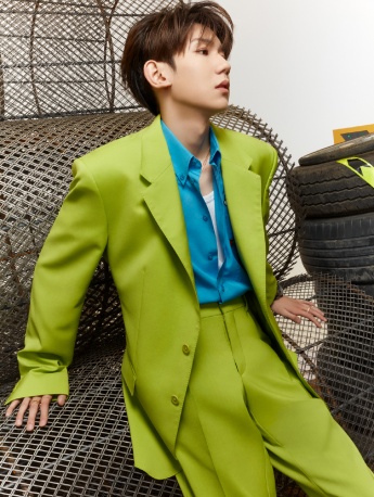 王源清爽帥氣生日寫真