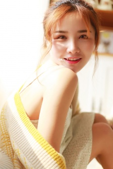 性感美女小露香肩撩人大膽寫真