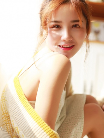 性感美女小露香肩撩人大胆写真