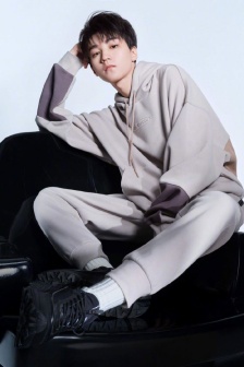 Wang Junkai's casual and sporty handsome early autumn photo