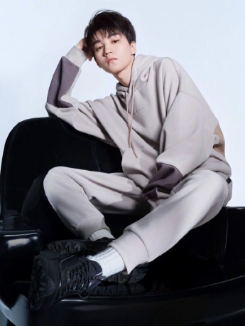 Wang Junkai's casual and sporty handsome early autumn photo