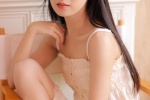 文艺美女性感吊带裙清新迷人写真
