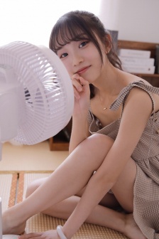 空氣瀏海美女吊帶裙性感長腿寫真