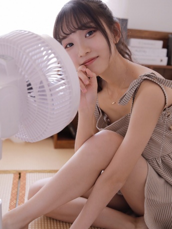 空气刘海美女吊带裙性感长腿写真