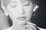 Rainie Yang's black and white photo blockbuster with light and shadow texture