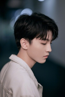 王俊凯俊朗有型帅气图片写真
