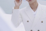 張哲瀚白色收腰西服英倫帥氣寫真