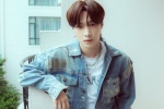 Zhang Yixing's handsome photo in washed blue retro denim outfit