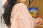 粉色毛衣美女性感写真手机壁纸