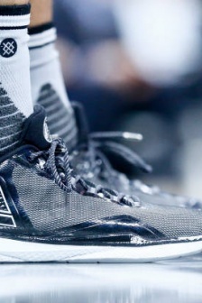 Peak TP9IV black and white two-color shoe display