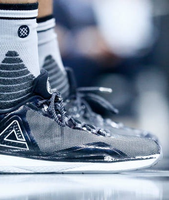 Peak TP9IV black and white two-color shoe display