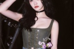 Zhou Jieqiong's sweet, cool and sexy photos in suspender jeans