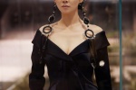 Tan Zhuo's elegant and sexy pictures in black V-neck suit