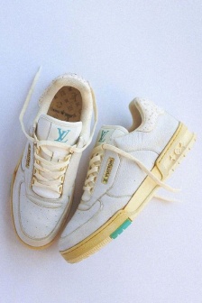 List of pictures of LV white retro sneakers