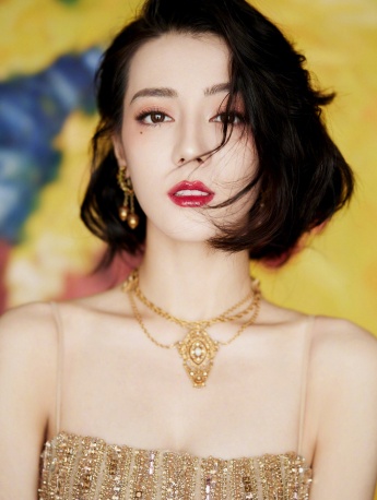 迪麗熱巴金色吊帶禮裙性感寫真