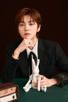 Lu Han elegant and handsome photo in suit and tie