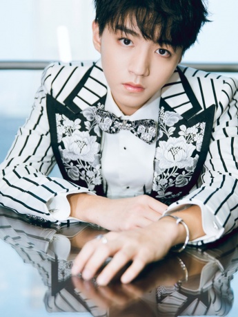 Wang Junkai handsome photo mobile wallpaper in striped suit