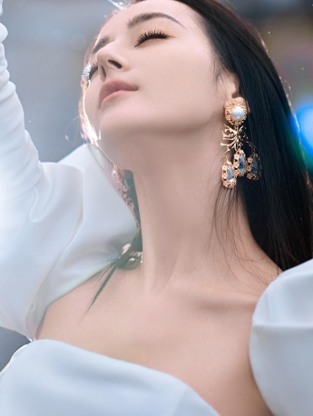 Dilraba holding an umbrella in the rain, beautiful mobile wallpaper