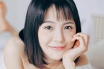 露肩短发美女治愈系私房写真照
