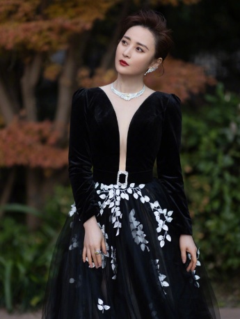 Jiang Qinqin sexy photo at ELLE fashion ceremony