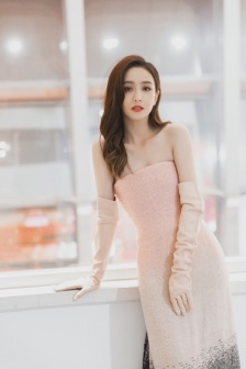 Tong Liya's elegant and sexy photo of pink breast-wrapped dress