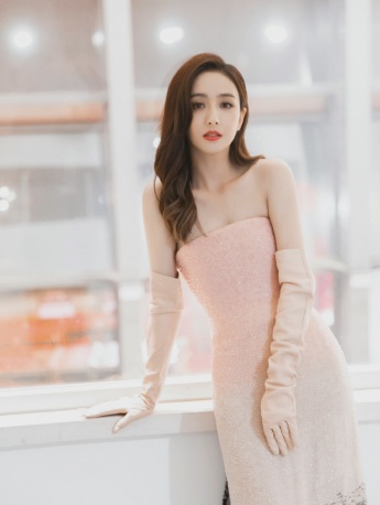 Tong Liya's elegant and sexy photo of pink breast-wrapped dress