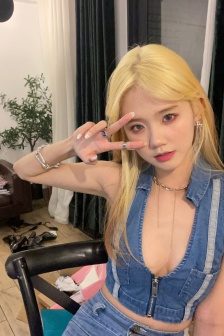 井川里予低胸装撩人性感写真