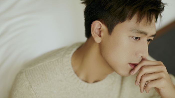 李现慵懒居家写真高清桌面壁纸