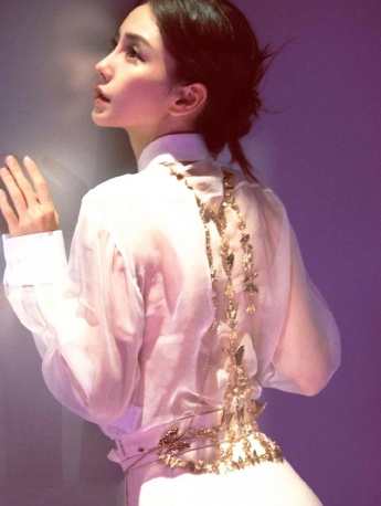 angelababy light and shadow glamor sexy photo