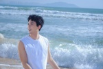 吴磊阳光帅气海边随拍写真
