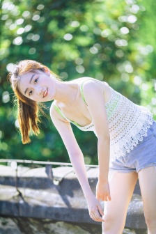 低胸装吊带美女妖娆性感撩人诱惑写真
